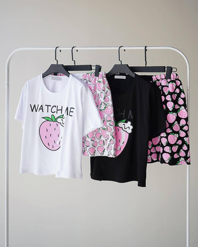 ست تیشرت شلوارک توت فرنگی پنبه درجه یک چاپی فری سایز ۳۶ تا ۵۵ تن شیک