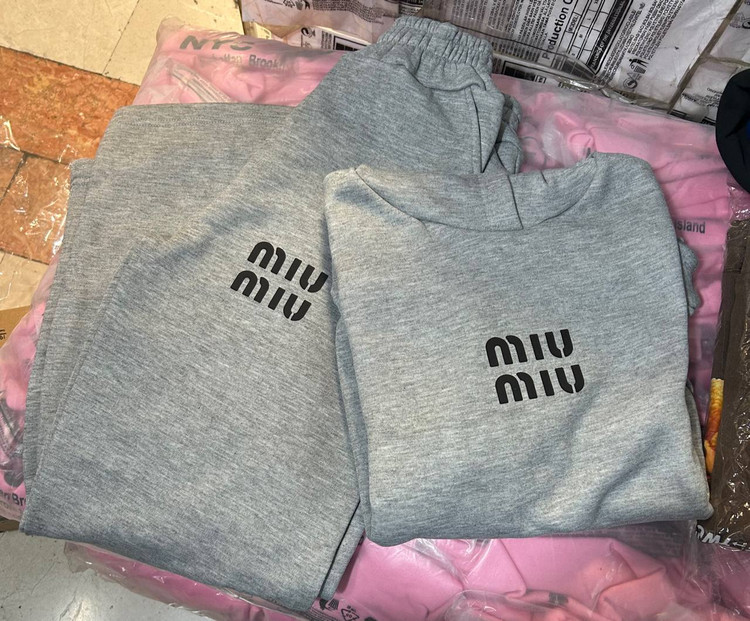 BT ست هودی و شلوار میومیو miu miu کرکی توکرکی داخل کرکی فری سایز ۳۶ تا ۴۴ تن شیک ❌ارسال فقط بصورت تیپاکس یا پیک برای تهران است.لطفا هنگام ثبت سفارش گزینه تیپاکس یا پیک را انتخاب کنید❌