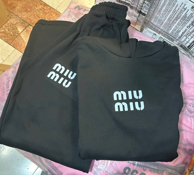 BT ست هودی و شلوار میومیو miu miu کرکی توکرکی داخل کرکی فری سایز ۳۶ تا ۴۴ تن شیک ❌ارسال فقط بصورت تیپاکس یا پیک برای تهران است.لطفا هنگام ثبت سفارش گزینه تیپاکس یا پیک را انتخاب کنید❌