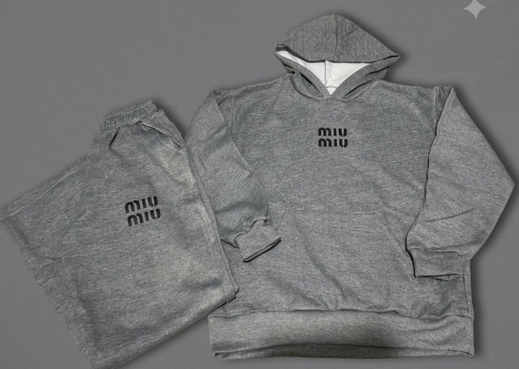BT ست هودی و شلوار میومیو miu miu کرکی توکرکی داخل کرکی فری سایز ۳۶ تا ۴۴ تن شیک ❌ارسال فقط بصورت تیپاکس یا پیک برای تهران است.لطفا هنگام ثبت سفارش گزینه تیپاکس یا پیک را انتخاب کنید❌