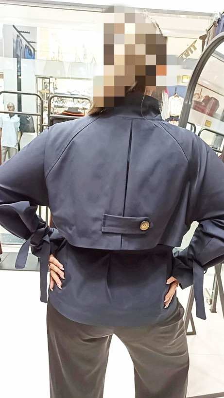 S بارانی بارونی کوتاه تامی فوق العاده شیک,جنس سانتانا قد حدود 65 تا 70 فری سایز 38 تا 46 تن شیک❌ارسال فقط بصورت تیپاکس است.لطفا هنگام ثبت سفارش گزینه تیپاکس را انتخاب کنید❌